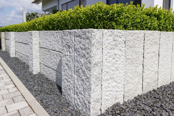 Neue Granitmauer im eigenen Garten © ThomBal